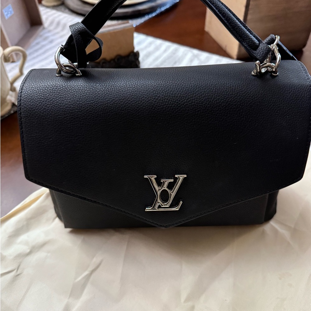 Gorgeous hand bag with dust cover